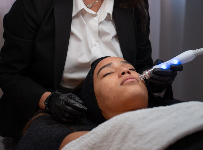 Professionelle Aquafacial-Behandlung mit Vakuum-Reinigung und Ultraschall bei Bahia Beauty Brasil in Nürnberg Nordstadt für einen strahlenden Teint.