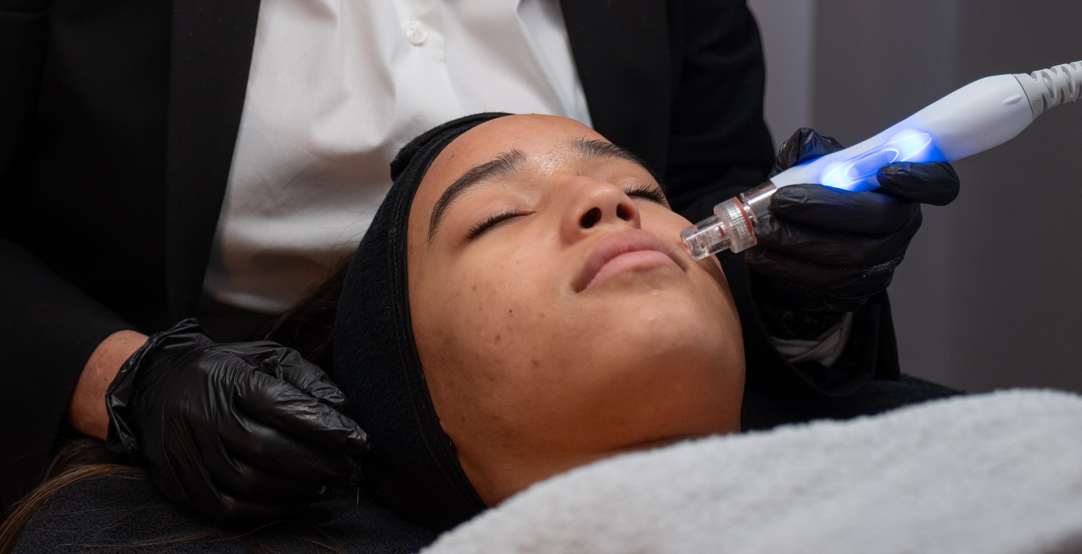 Aquafacial-Intensivreinigung und Hautverjüngung für empfindliche Haut im Kosmetikstudio Bahia Beauty Brasil.