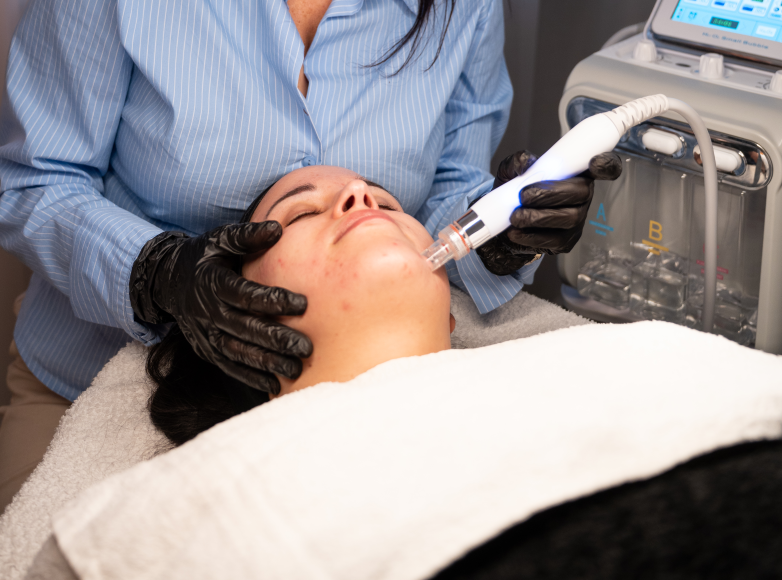 Exklusive Bahia Beauty Deluxe Gesichtsbehandlung mit Hydrafacial, Mikrodermabrasion und Gold-Kollagen-Maske bei Bahia Beauty Brasil in Nürnberg.