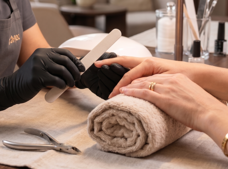 Professionelle Maniküre ohne Lack bei Bahia Beauty Brasil in Nürnberg Nordstadt – Fokus auf natürliche Nagelpflege und Formgebung.