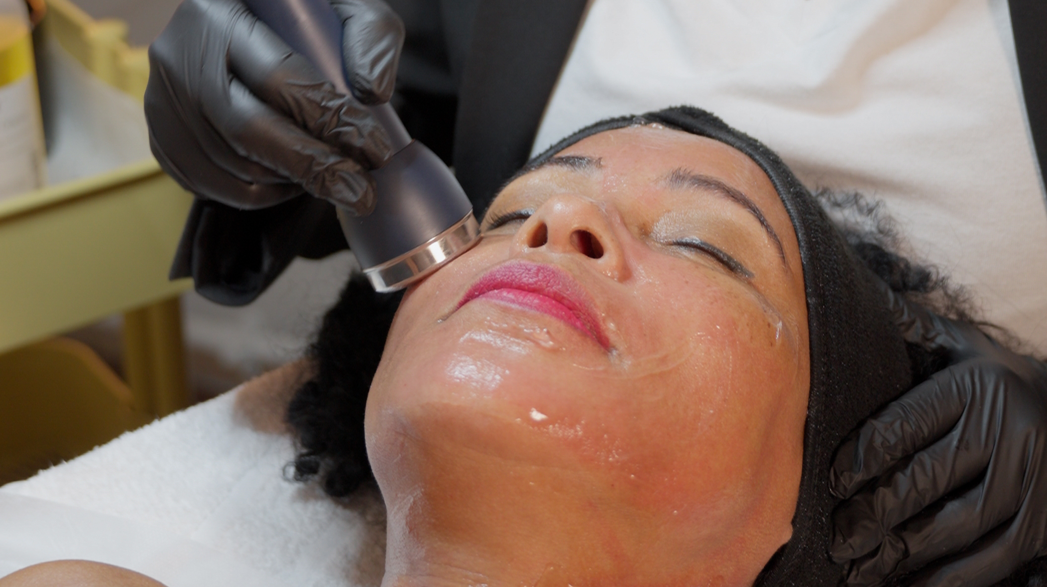 Intensive Wirkstoffeinschleusung mittels Ultraschall-Behandlung bei Bahia Beauty Brasil für ein strafferes Hautbild.